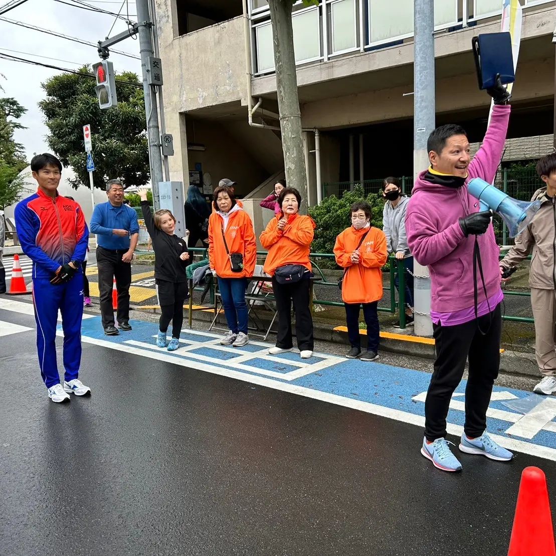 きたしぶランランフェスタ　　　　渋谷区幡ヶ谷の七号通りを封鎖して行われた　　イベント。　　東京オリンピック競歩日本代表の丸尾知司選手と一緒に参加者がRun(歩く)しました。　　　　オリンピアンともなると競歩で小学生が走るよりも早いくらい。　　最後は小学生と勝負！！　　30メートルのタイムアタックで6秒5。　　全力で走った小学生の女の子が6秒21で勝ちました〜　　　　丸尾選手、パリオリンピック予選頑張ってください～！！　　#渋谷 #丸尾知司 #きたしぶ #七号通り #競歩 #幡ヶ谷 #ボランティア #道路 #ナレーター #MC #バリトンボイス #ナレーション #Nスタナレーター #低音ボイス #Nスタ #tbs #声のプロフェショナル #古田優児 #DJ古田 #言霊 #コトダマ #kotodama #フリーアナウンサー #スポーツDJ #イケボ #古田